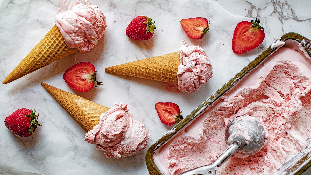 no churn strawberry ice cream in cones