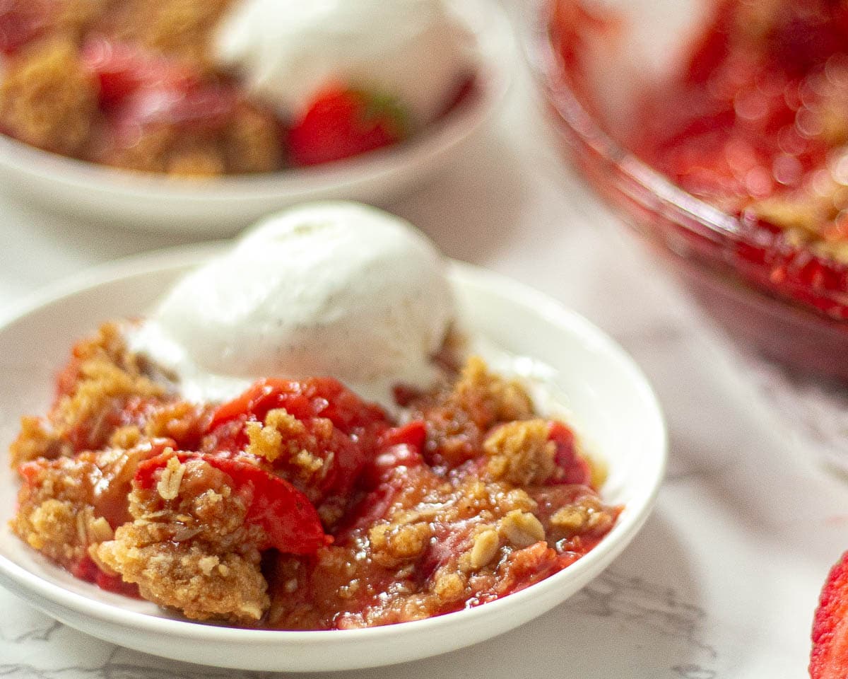 strawberry crisp healthy on a plate