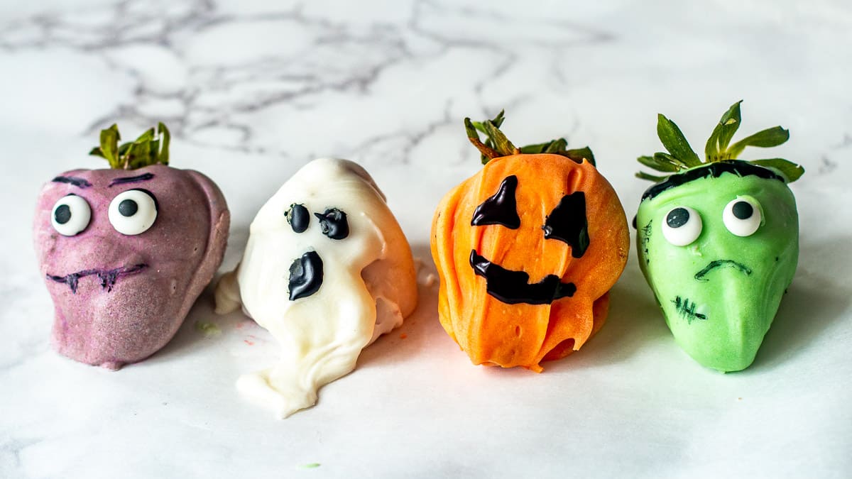 chocolate covered strawberries decorated for halloween