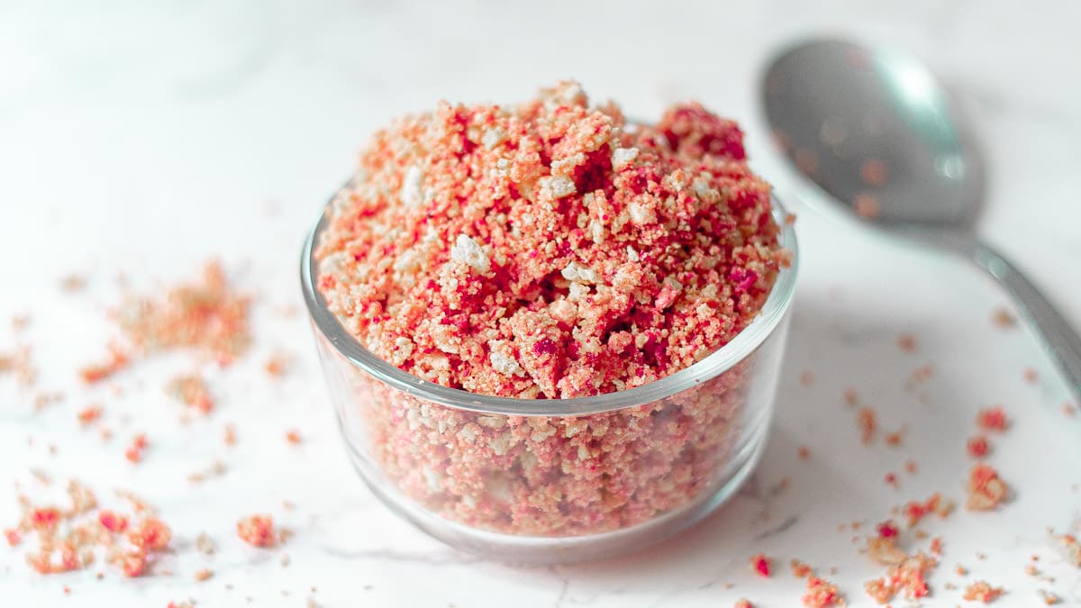 strawberry crunch recipe in a bowl
