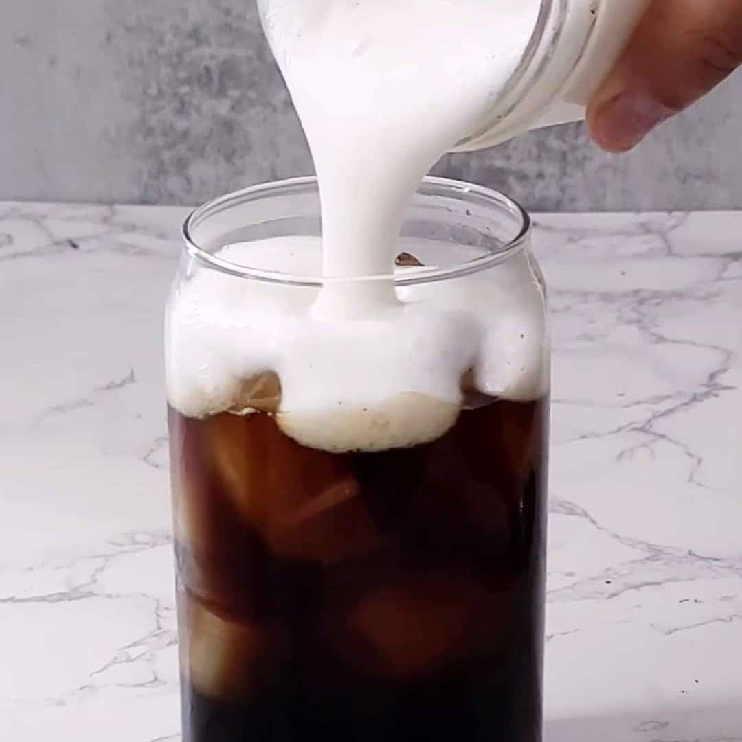 how to make sweet cream cold foam with frother step 4